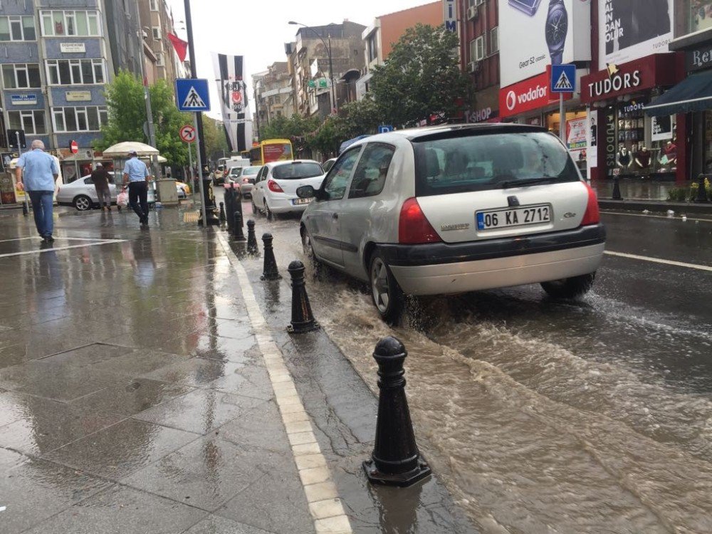 Şiddetli Yağış Vatandaşları Hazırılıksız Yakaladı