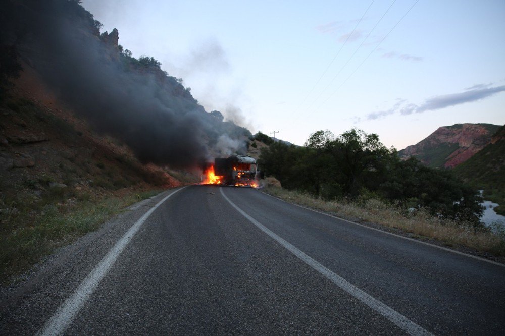 Tunceli’de Yol Kesen Pkk’lılar Araç Yaktı