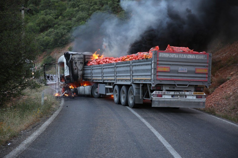 Tunceli’de Yol Kesen Pkk’lılar Araç Yaktı