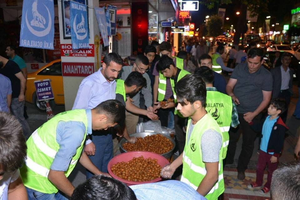 Ülkü Ocakları Kadir Gecesinde Lokma Dağıttı