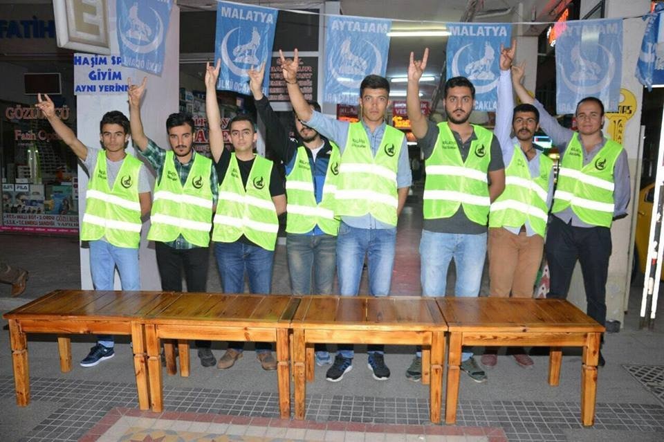 Ülkü Ocakları Kadir Gecesinde Lokma Dağıttı