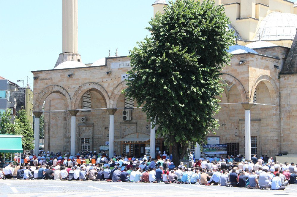 Düzce’de Camiler Doldu Taştı