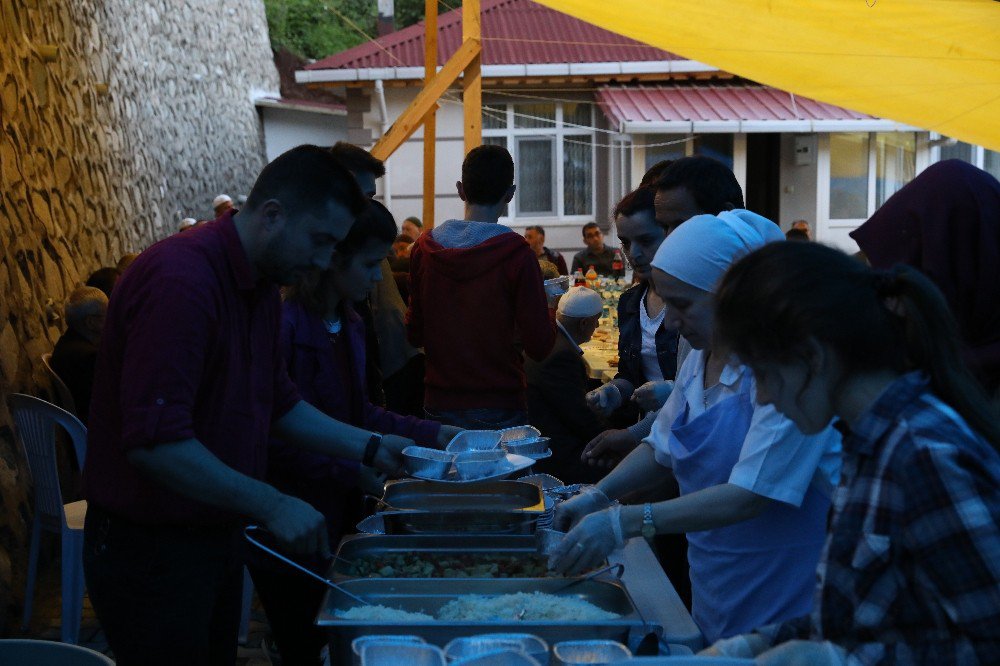 Şehit Ailesinden Protokole İftar