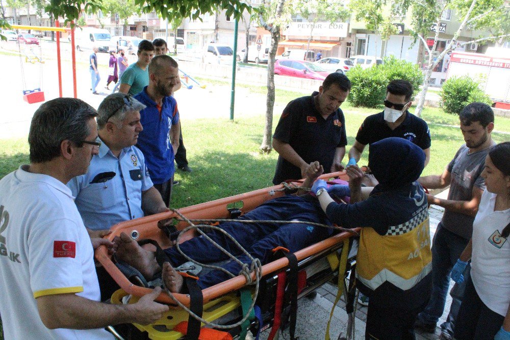 Gece Dereye Atladı, Sabah Tesadüfen Temizlik İşçileri Bu Halde Buldu