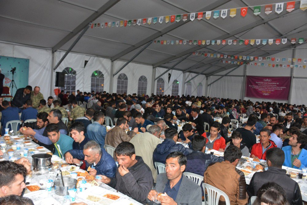 Erzurum Valiliği’nden Mültecilere İftar Yemeği