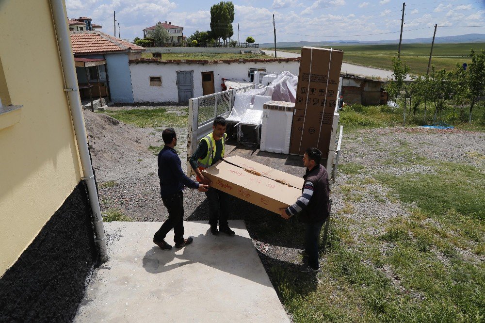 Gölbaşı Belediyesi’nden Evi Yanan Aileye Yardım Eli