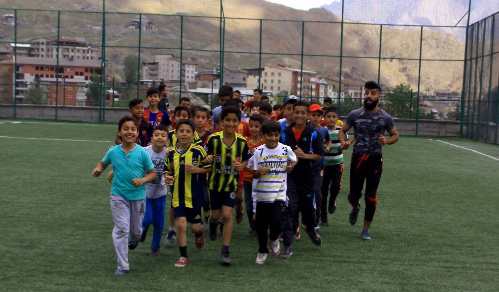 Hakkari’de Okul Bahçeleri Spor Salonuna Dönüştü