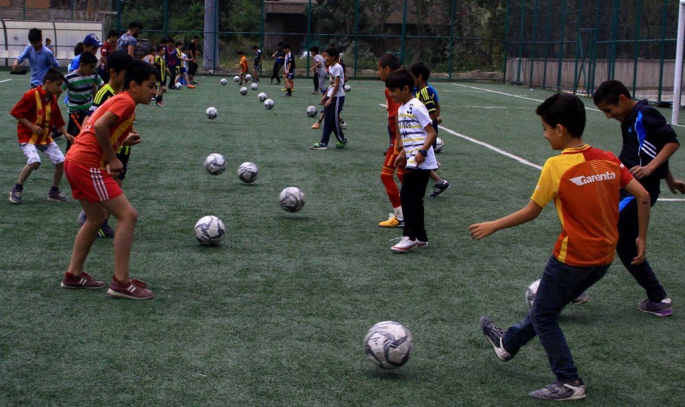 Hakkari’de Okul Bahçeleri Spor Salonuna Dönüştü