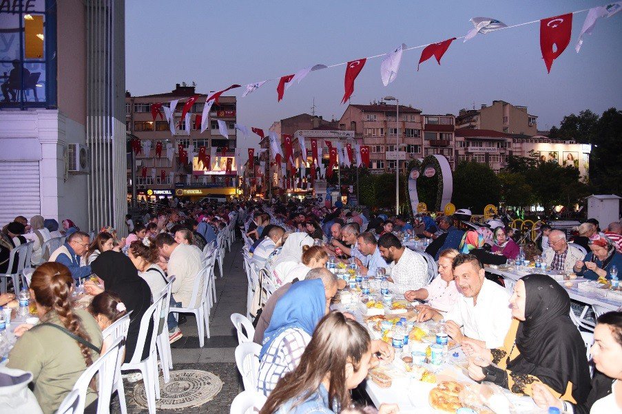 İzmitliler Ramazan Ayı Coşkusunu Birlikte Yaşadılar