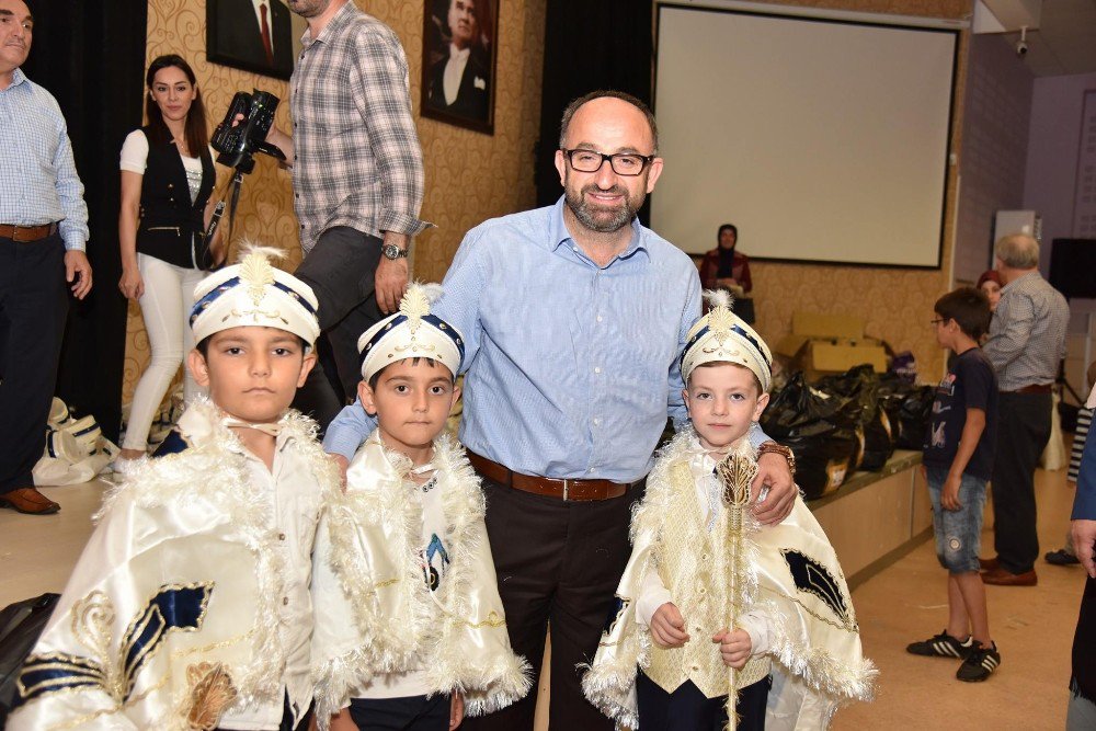 Başkan Üzülmez Çocukların Sünnet Kıyafetlerini Dağıttı