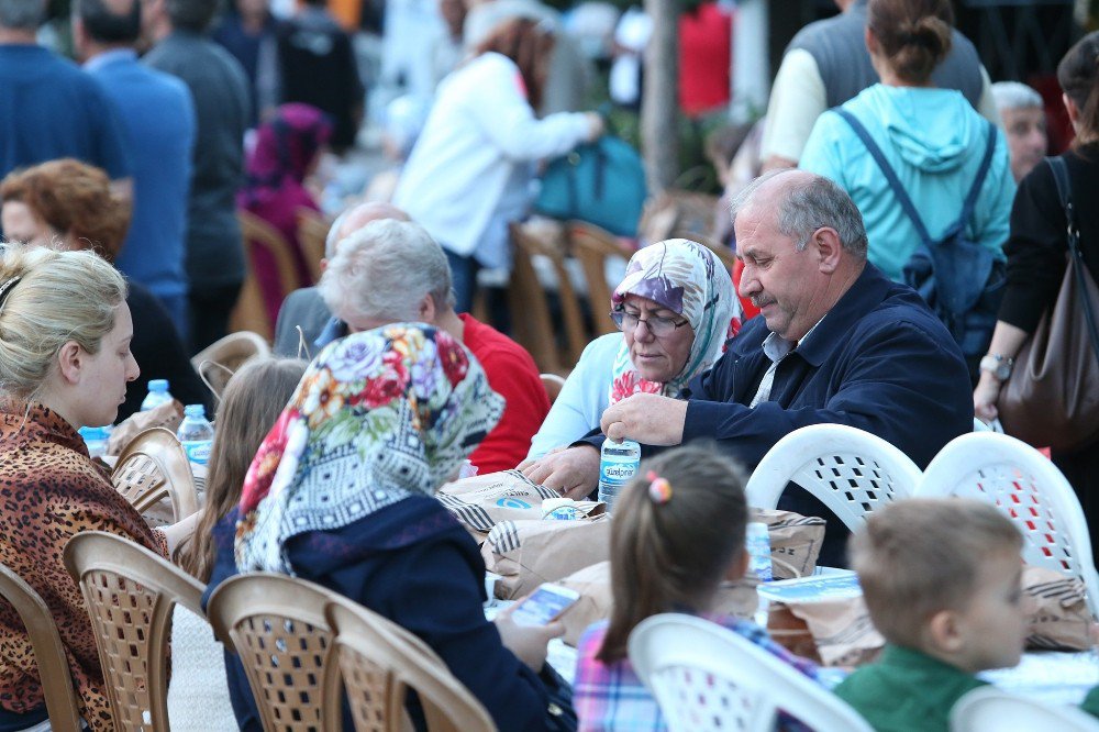 Sultangazi Belediyesi’nden Edirne’de İftar Sofraları