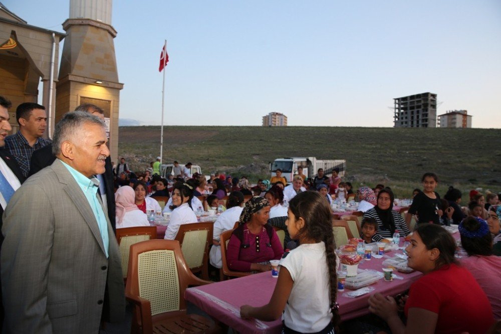 Başkan Büyükkılıç, Mahallemde İftar Var Etkinliğinde 200 Aile İle Birlikte İftar Yaptı