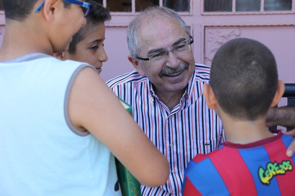 Vali Amcalarından Çocuklara Tatil Hediyesi