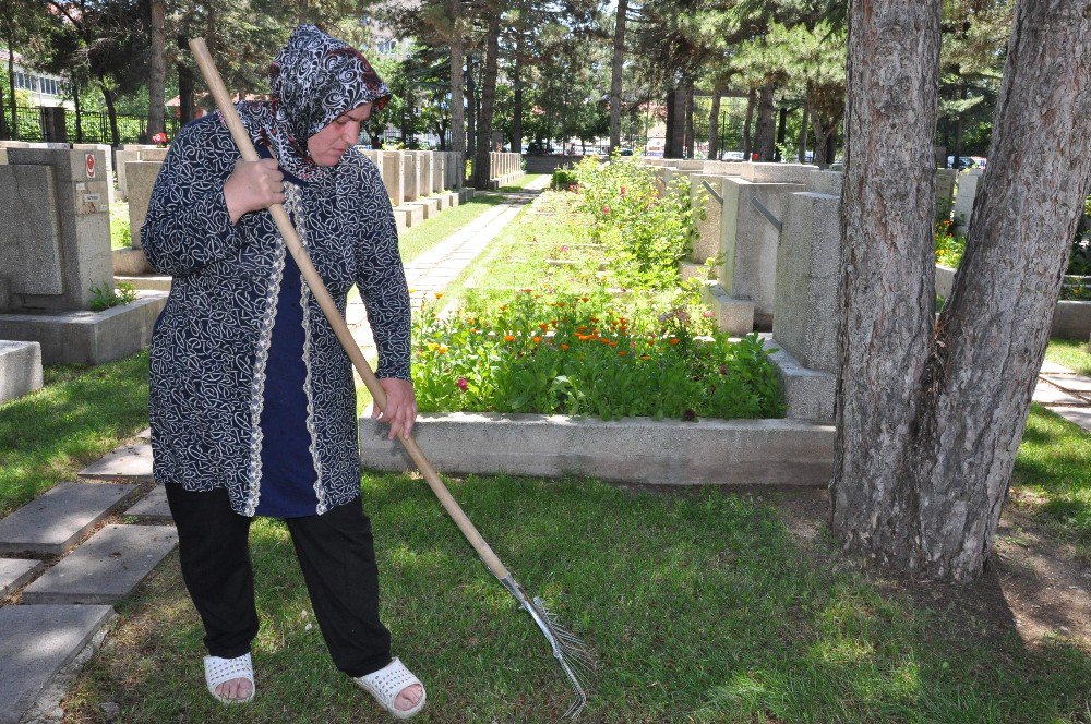 Hava Şehitliğinde Bayram Temizliği