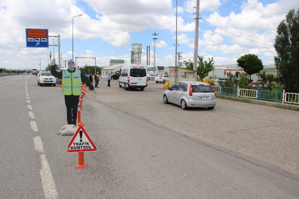 Sivas’ta Polis Ve Jandarmadan Bayram Uygulaması