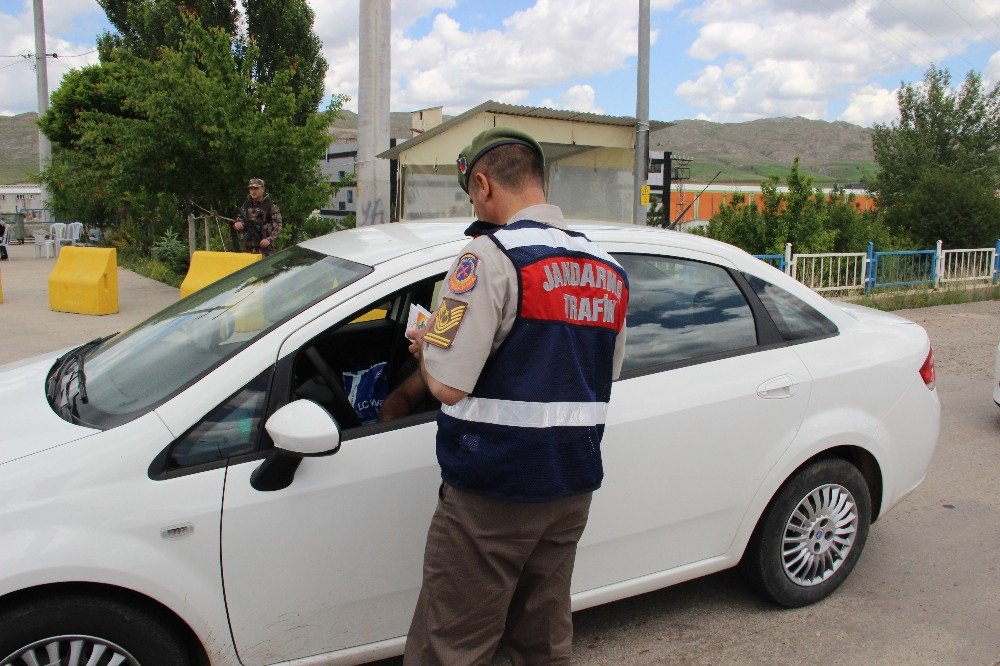 Sivas’ta Polis Ve Jandarmadan Bayram Uygulaması