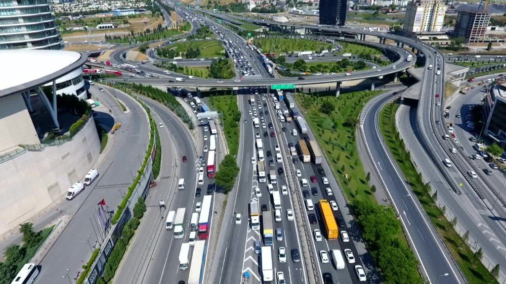 Tem Otoyolu’ndaki Trafik Havadan Görüntülendi