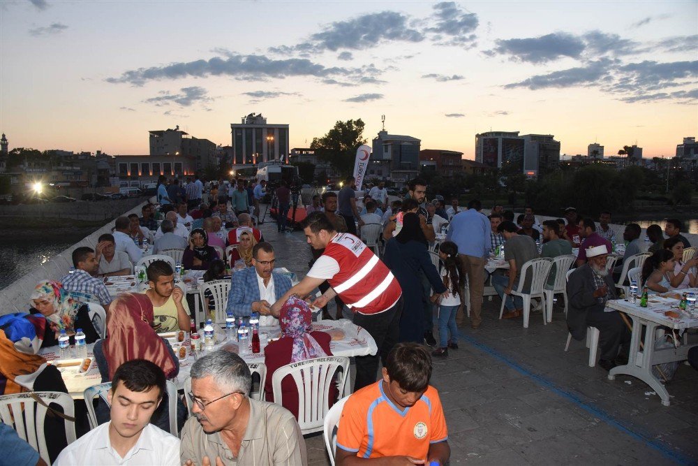 Vali Demirtaş, Taşköprü’de Vatandaşlar İle İftarda Bir Araya Geldi