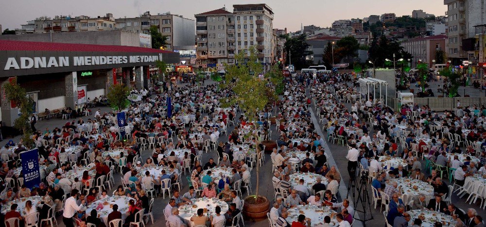 Altepe, Mustafakemalpaşa’da Orucunu Vatandaşlarla Açtı