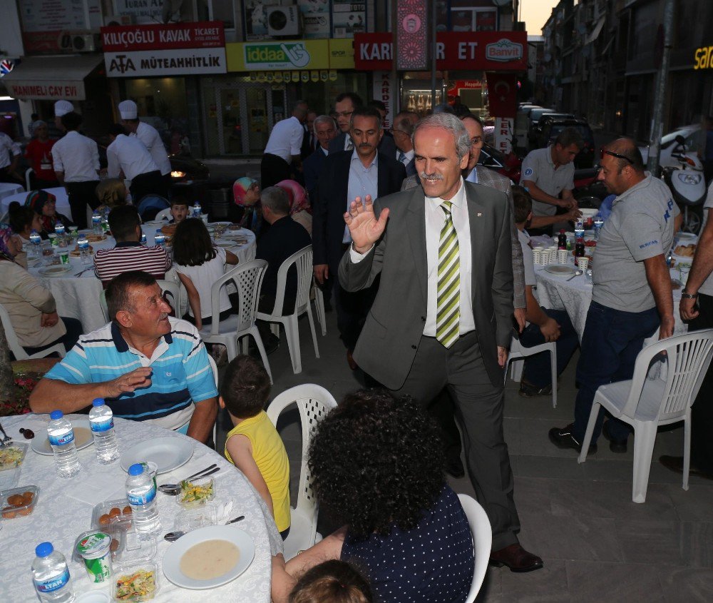 Altepe, Mustafakemalpaşa’da Orucunu Vatandaşlarla Açtı