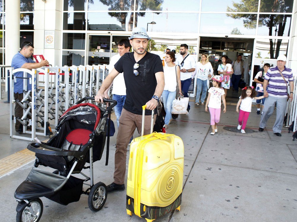 Antalya Havalimanında Bayram Yoğunluğu