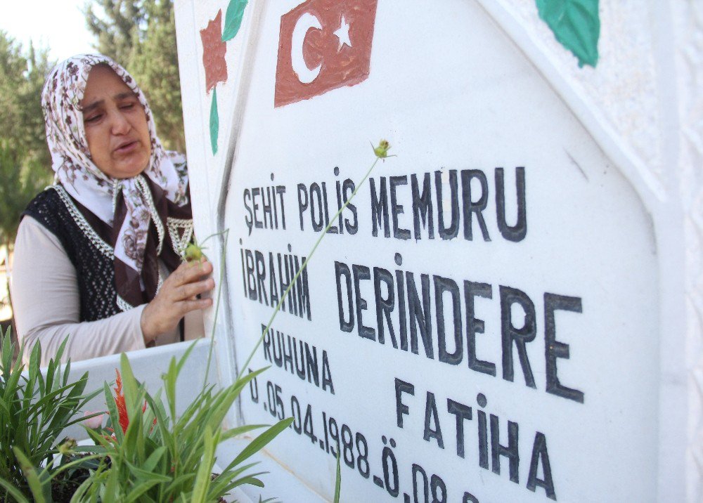 Şehit Oğlunun Bayramını Mezar Taşını Öpüp, Ağlayarak Kutladı