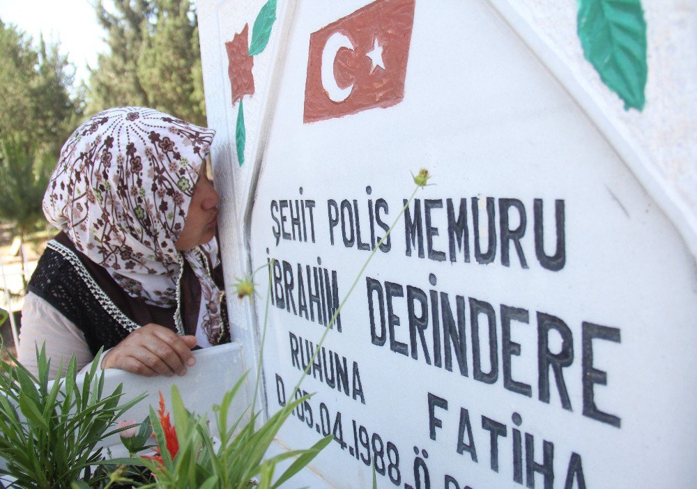 Şehit Oğlunun Bayramını Mezar Taşını Öpüp, Ağlayarak Kutladı