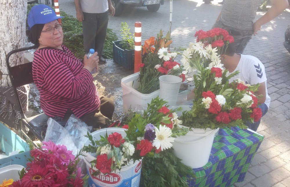 Aydın’daki Mezarlıklarda Ziyaretçi Yoğunluğu