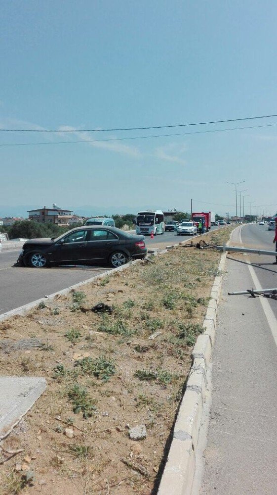 Direksiyon Hakimiyetini Kaybeden Otomobil Aydınlatma Direğini Söktü