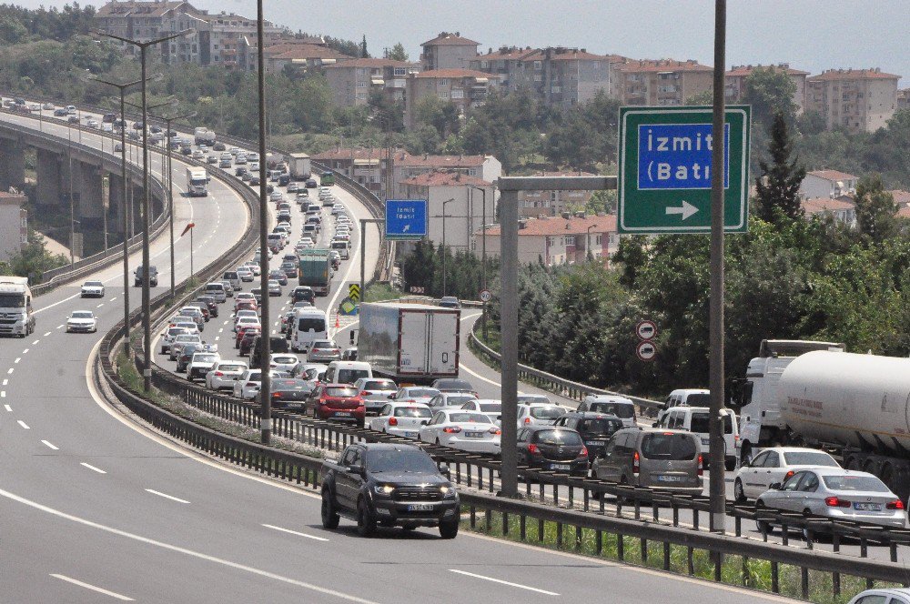 Tatilciler Tem Otoyolunu Kilitledi