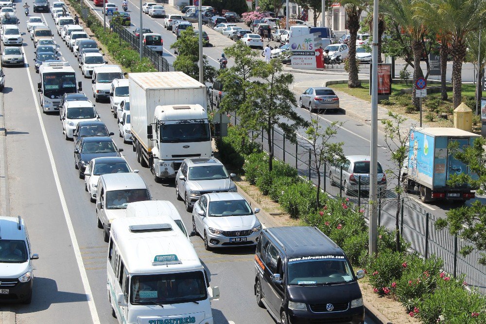 Bodrum’da Kilometrelerce Kuyruk Oluştu, Trafik Durma Noktasına Geldi