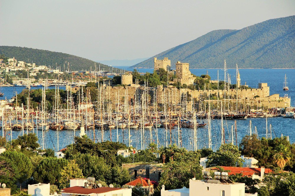 Bodrum’da Kilometrelerce Kuyruk Oluştu, Trafik Durma Noktasına Geldi