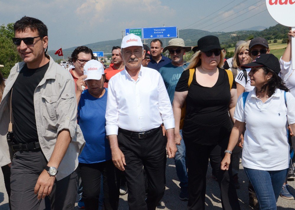 Kılıçdaroğlu’nu Selamlamak İçin Durdu, Üç Araçlı Zincirlemeli Trafik Kazası Yaşandı