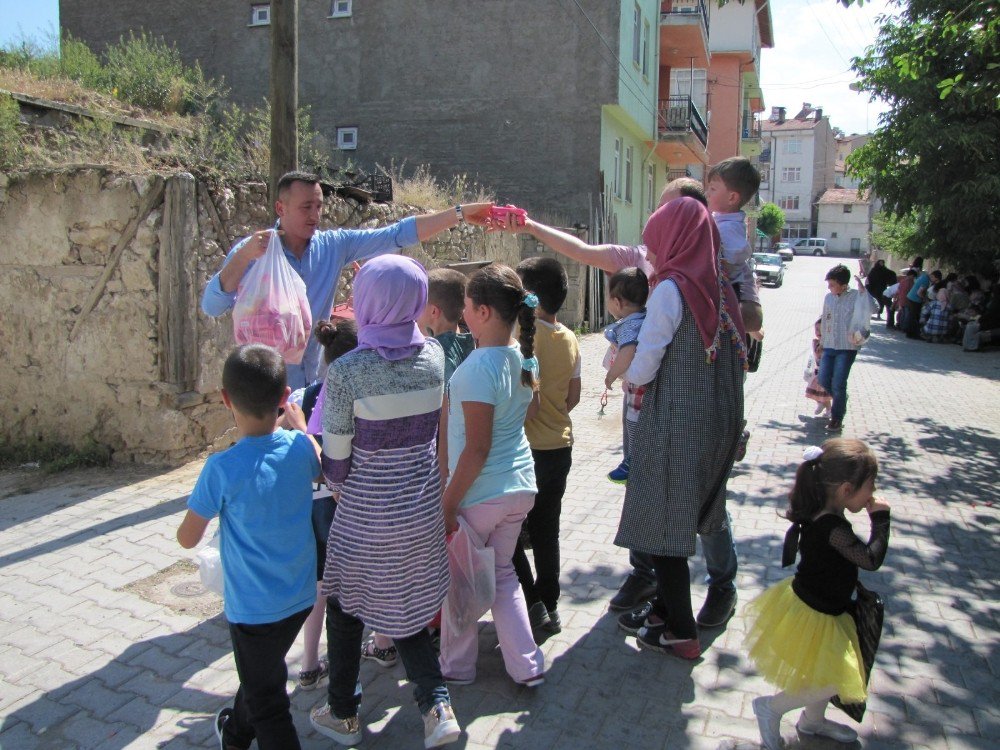 Çocukların Ramazan Adağı Kapma Yarışı