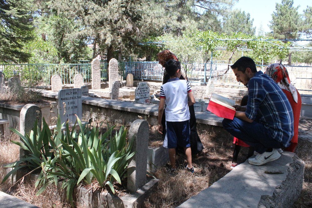 Elazığ’da Arefe Günü Mezarlıklar Doldu Taştı