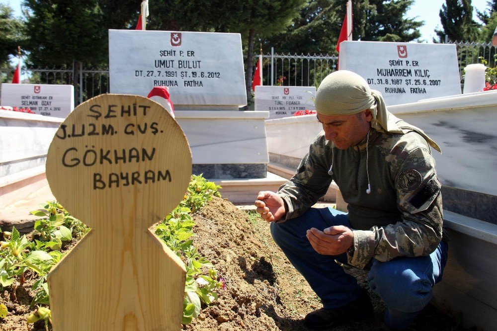 Şehit Oğlunun Kıyafetleriyle Mezarına Koştu