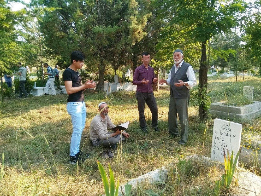 Hisarcık’ta Arife Günü Mezarlık Ziyareti Geleneği