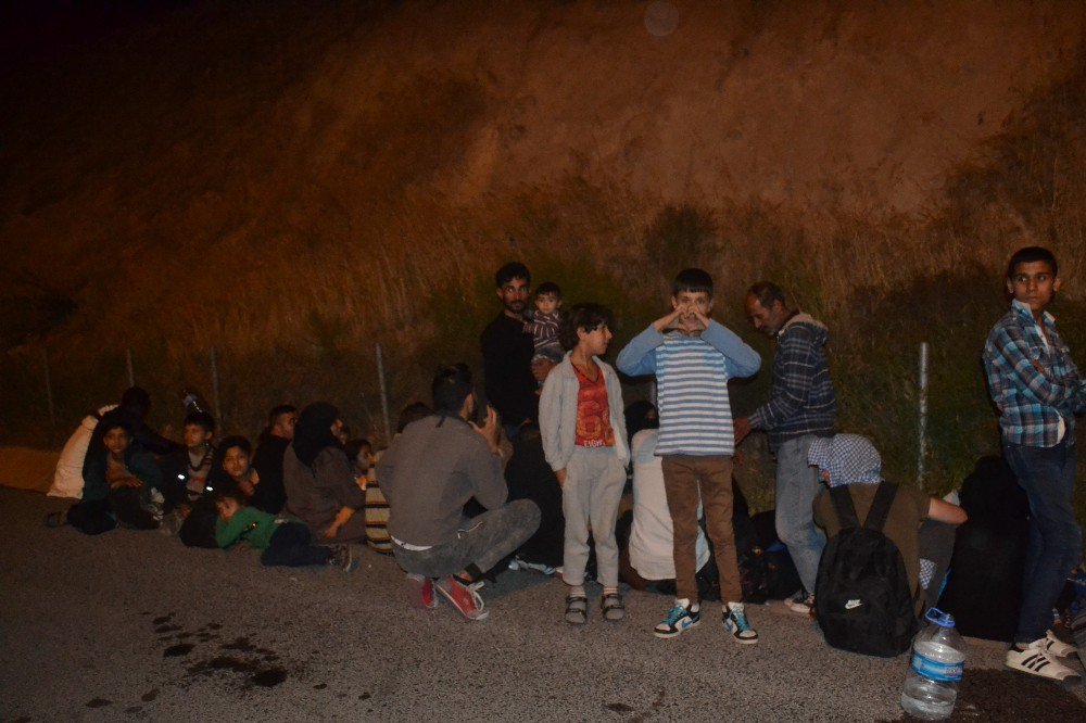 İzmir’de Kamyonetin Kasasında 47 Göçmen Yakalandı