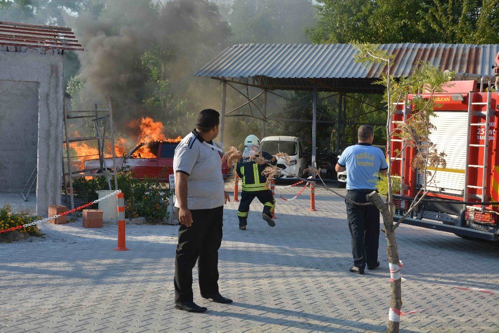 Hastane Bahçesine Park Etmek İstediği Otomobili Yandı