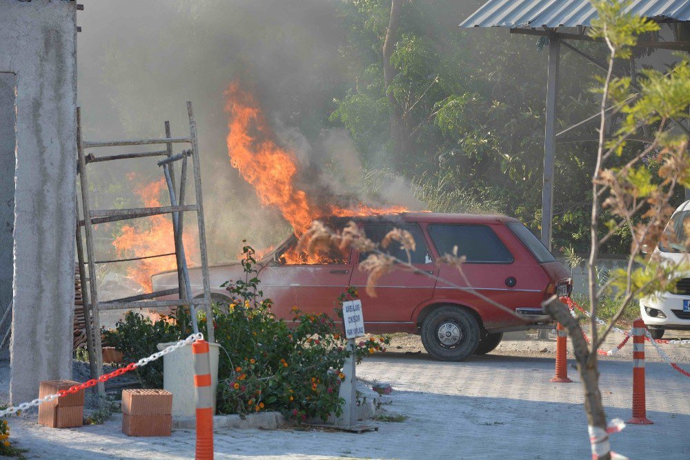 Hastane Bahçesine Park Etmek İstediği Otomobili Yandı