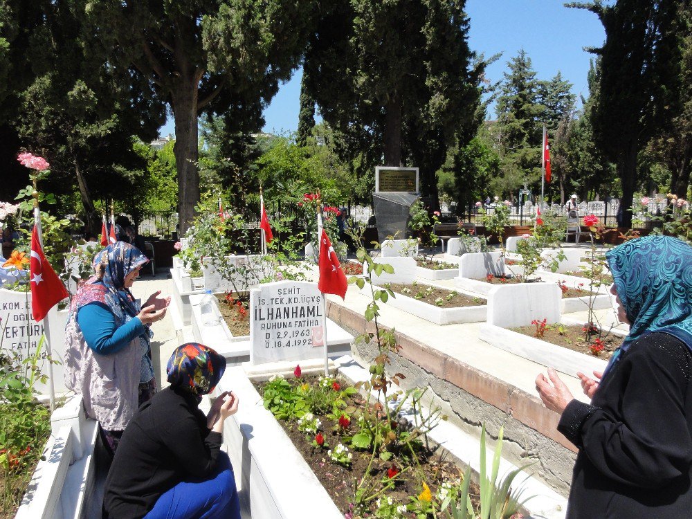 Şehitlikte Bayram Öncesi Hüzünlü Buluşma