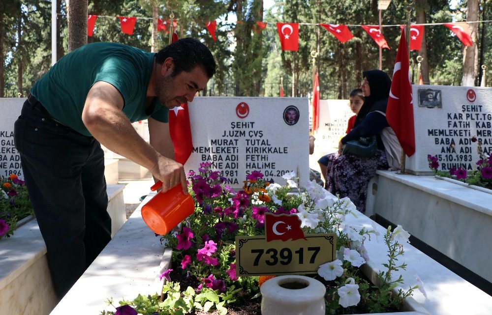 Mersin Şehitliğinde Hüzünlü Bayramlaşma