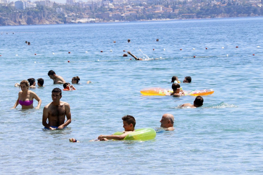 Ramazan Bayramı Tatili Nedeniyle Nüfusun 4 Milyonu Bulduğu Antalya’da Sahiller Doldu