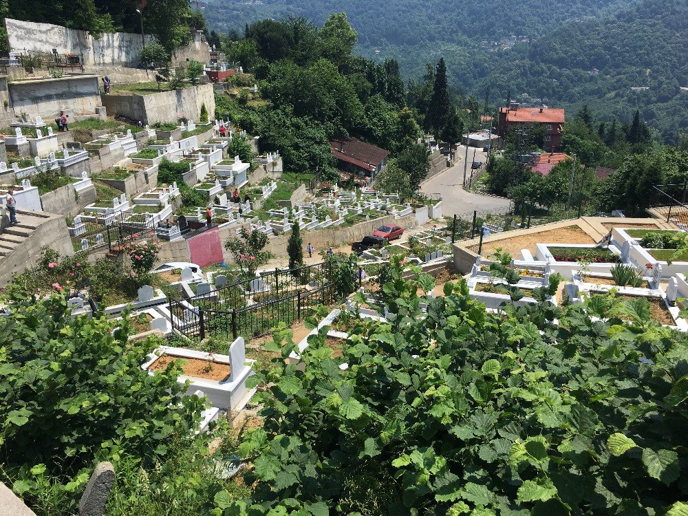 Arefe Günü Mezarlıklar Doldu Taştı