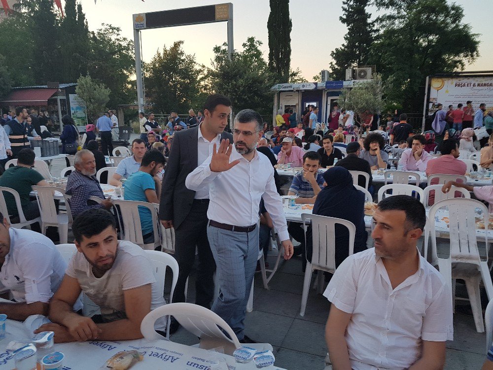 Sultanbeyli Kent Merkezinde Binlerce Kişi İftar Yaptı