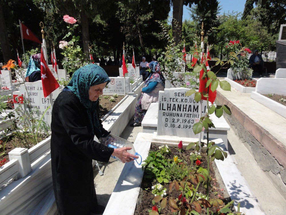 Şehitlikte Bayram Öncesi Hüzünlü Buluşma