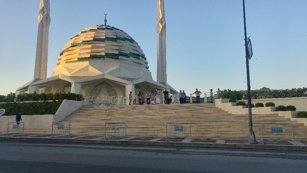 11’inci Cumhurbaşkanı Abdullah Gül, Bayram Namazını Marmara İlahiyat Camii’nde Kıldı