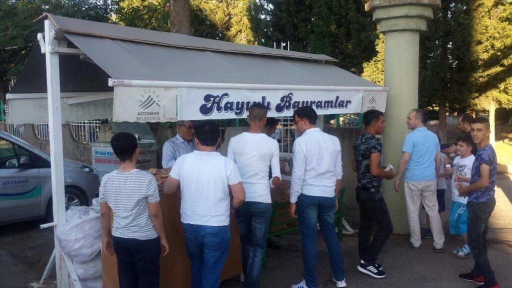 Adıyaman Belediyesi’nden Bayram Namazı Sonrası İkram