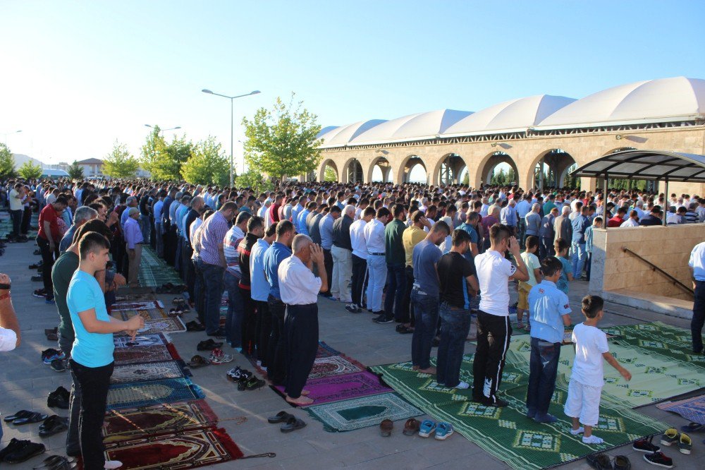 Ramazan Bayramında Camiler Dolup Taştı