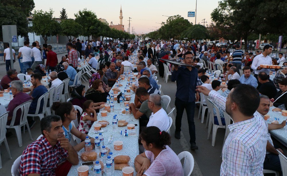 Ak Parti Adana İl Başkanlığı’ndan İftar Yemeği